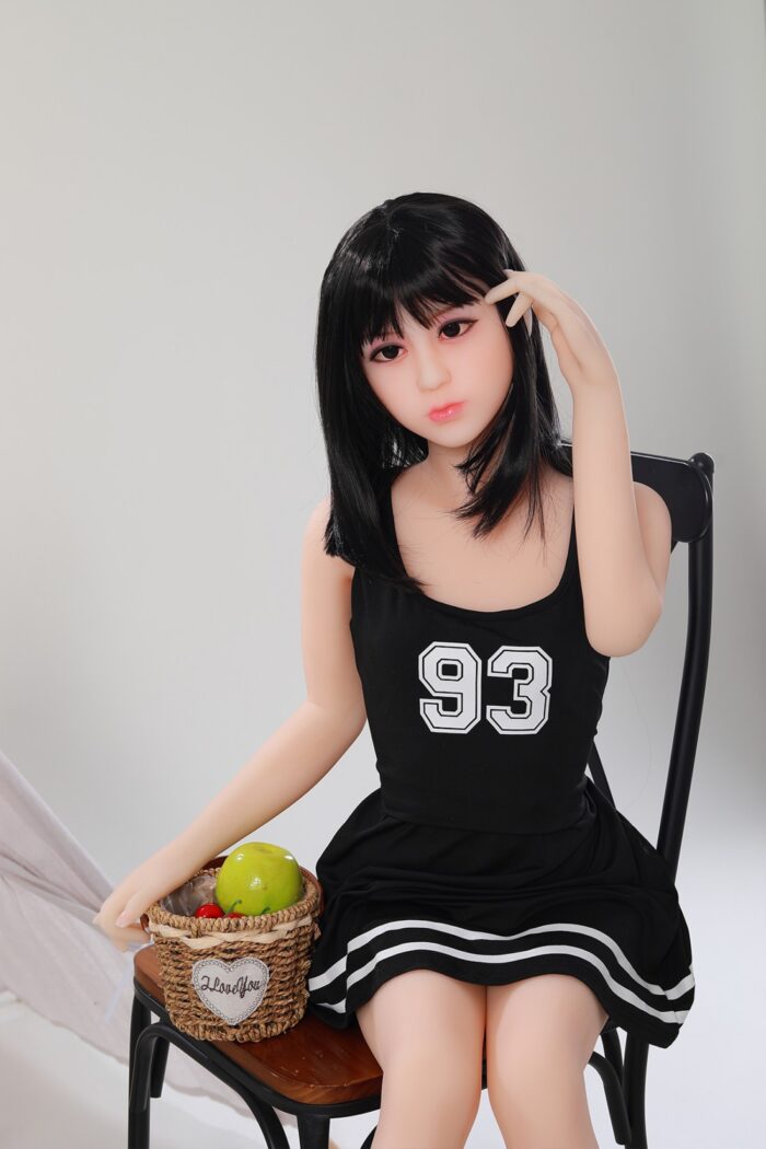 Realistlik seksinukk elutruude näojoonte, mustade juuste ja ilmekate silmadega, mis on loodud täiskasvanute naudinguks ja seltskonnaks, näidates üles kvaliteetset meisterlikkust ja vastupidavat silikoonmaterjali.