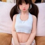 Реалистичная секс-кукла с миниатюрным телом, детализированными чертами лица и мягкой кожей для общения и интимных ощущений. Идеально подходит для тех, кто ищет качественную секс-куклу с милой и привлекательной внешностью.