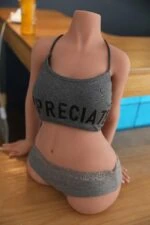 Realistisk sexdocks torso med ett mjukt, naturtroget utseende, med detaljerad hudtextur och en attraktiv kroppsform, perfekt för vuxen njutning och sällskap.