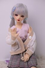 Gri saçlı, pembe elbiseli ve rahat hırkalı gerçekçi anime tarzı bebek, gizli arkadaşlık ve yüksek kaliteli samimi deneyimler için mükemmel.