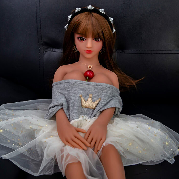 Реалистичная секс-кукла с реалистичными чертами лица, мягкой кожей и настраиваемыми опциями для персонализированного опыта. Создана для удовольствия взрослых. Идеально подходит для общения и интимного удовлетворения.