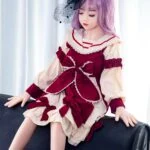 Păpușă sexuală de înaltă calitate, cu trăsături realiste, îmbrăcată într-o ținută drăguță și detaliată, cu funde și accente de dantelă, demonstrând măiestria și varietatea disponibile la Sexdollmini.