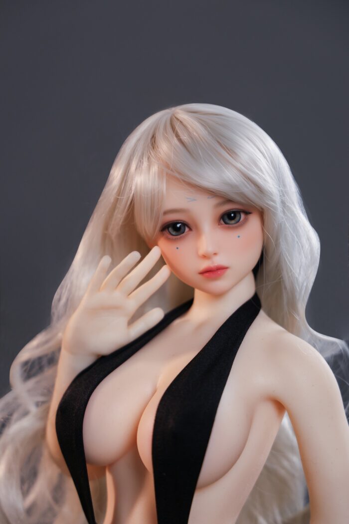 Realistiška sekso lėlė su šviesiais plaukais, detaliais veido bruožais ir juodu dirželiu, idealiai tinkanti bendravimui ir intymiems potyriams. Puikiai tinka kolekcionieriams ir entuziastams, ieškantiems aukštos kokybės erotinių lėlių.
