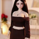 Realistiška sekso lėlė su tikroviškais bruožais, ilgais tamsiais plaukais ir pritaikomomis parinktimis, puikiai tinkanti draugystei ir intymumui. Pagaminta iš aukštos kokybės silikono, kad būtų tikroviškas pojūtis.