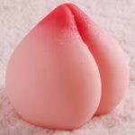 Едър план на реалистична силиконова секс кукла с водни капчици, подчертаващи мекотата и детайлите.