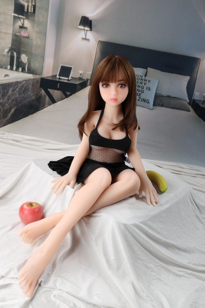 Gerçekçi Özelliklere Sahip Yumuşak Derili Seks Bebeği, Modern Bir Yatak Odasında, Elma ve Muz Gibi Meyvelerle Çevrili Bir Şekilde, Arkadaşlık ve Samimi Deneyimler İçin Tasarlandı.