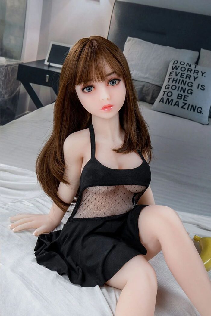 Yatakta Gerçekçi Seks Bebeği, File Detaylı Siyah Elbise Giymiş, Detaylı Yüz Hatları ve Uzun Kahverengi Saçlarıyla Yetişkin Arkadaşlığı ve Samimi Deneyimler İçin Mükemmel.