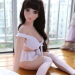 Boneca sexual realista com características semelhantes às de uma pessoa de verdade, para uso adulto prazeroso, com rosto deslumbrante, corpo macio e opções personalizáveis para máxima satisfação. Perfeita para colecionadores e companhia íntima.