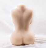 Čelný pohľad na realistický trup silikónovej sexuálnej bábiky s detailnými krivkami a hladkou pokožkou, navrhnutý pre potešenie dospelých.