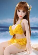 Realistična seks lutka na plaži, oblečena v rumen cvetlični bikini, idealna za druženje z odraslimi, visokokakovostna silikonska seks lutka za realistično izkušnjo, prenosna in realistična oblika znamke Sexdollmini.