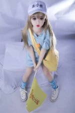 Söpö ja realistinen seksinukke anime-aiheisilla piirteillä. Hän on pukeutunut rentoon urheilulliseen asuun ja pitelee varoituslippua. Ihanteellinen aikuisille tarkoitettuihin nautintonukkeihin. Saatavilla osoitteesta Sexdollmini.com.