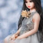 Pehmest silikoonist seksnukk realistlike näojoonte, pikkade tumedate juuste ja detailsete näoilmetega, ideaalne seltskonnaks ja intiimseteks hetkedeks.