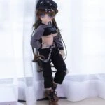 Realistická sexuální panenka s rysy inspirovanými anime, oblečená ve streetwearu s řetízkovými akcenty, z vysoce kvalitního silikonového materiálu, ideální pro společnost dospělých a online potěšení.
