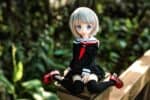 Nukke istuu ulkona puisella penkillä rehevän vihreän kasvillisuuden taustalla. Söpö anime-tyylinen seksinukke, realistinen nukke seuraksi ja aikuisten leluiksi. Korkealaatuinen, aidontuntuinen silikoninen seksinukke, optimoitu aikuisten nautintokokemuksiin.