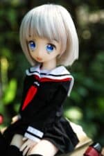 Pehmeä anime-tyylinen seksinukke japanilaisessa koulutytön asussa, jossa on kirkkaansiniset silmät ja lyhyet vaaleat hiukset. Täydellinen realistiseen seuraan ja leikkisiin seikkailuihin.