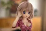 Silikoninė sekso lėlė su anime stiliaus veidu, didelėmis mėlynomis akimis ir tikroviškais bruožais, dėvinti raudoną languotą palaidinę tikroviškai atrodančiai patirčiai. Puikiai tinka suaugusiųjų draugijai ir intymiam naudojimui.