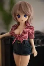 Žavinga anime stiliaus sekso lėlė didelėmis mėlynomis akimis, rožiniais plaukais, vilkinti raudonais languotais marškinėliais ir džinsiniais šortais, išryškinanti tikroviškus bruožus ir kompaktiško dydžio intymiai draugystei.