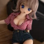 Realistická sexuálna bábika s tvárou v anime štýle, oblečená v ležérnej červenej kockovanej košeli a džínsových šortkách, navrhnutá pre intímny styk, so zameraním na vysoko kvalitný silikón a realistické črty.