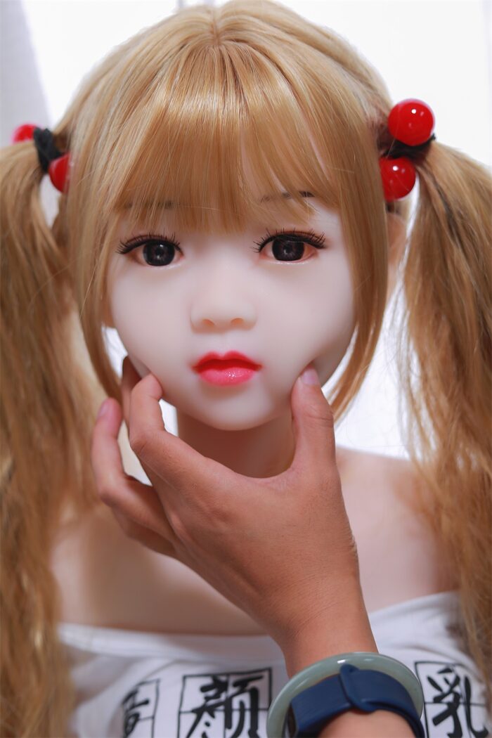 Arcadia Sex Doll5 Реалистичная секс-кукла с детально проработанными чертами лица и светлыми косичками, созданная для общения и интимной близости. Высококачественное силиконовое тело и реалистичный внешний вид, идеально подходят для коллекционеров и любителей.