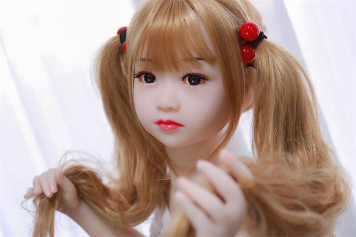 Arcadia Sex Doll8 Реалистичная силиконовая секс-кукла с реалистичными чертами лица и длинными струящимися волосами, созданная для интимной близости. Идеально подходит для тех, кто ищет высококачественные настраиваемые опции для более реалистичного опыта.