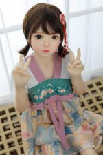 Realistisk sexdukke med anime-inspirerede træk, iført traditionel kimono, sød positur, detaljeret håndværk, perfekt til samlere og voksne legetøjsentusiaster, silikonemateriale af høj kvalitet.