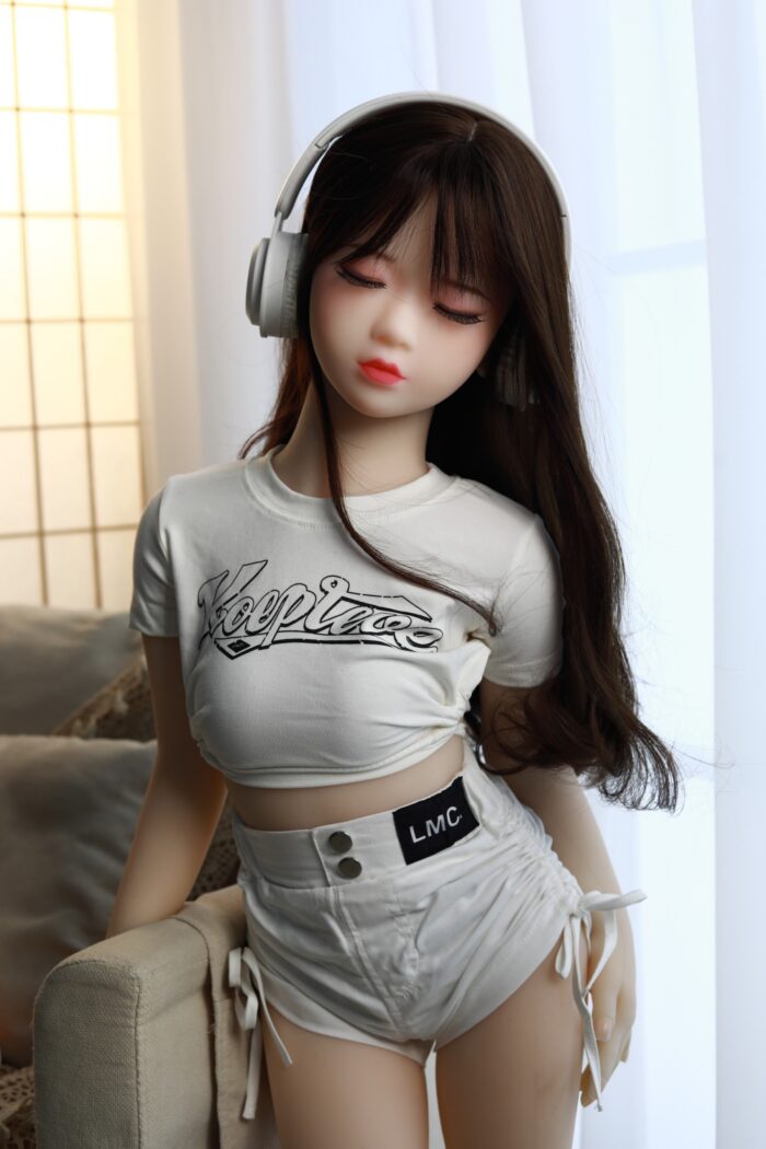 Eira Sex Doll1 Boneca sexual realista com longos cabelos castanhos, vestindo roupa branca casual, exibindo características realistas e artesanato detalhado, perfeita para companhia adulta.