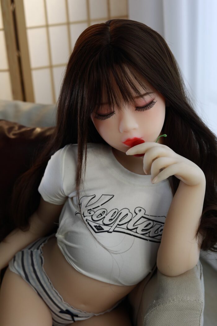 Boneca Sexual Eira 15 Boneca sexual de silicone macio com características realistas, cabelos castanhos longos e olhos detalhados, ideal para companheirismo íntimo e experiência personalizada.
